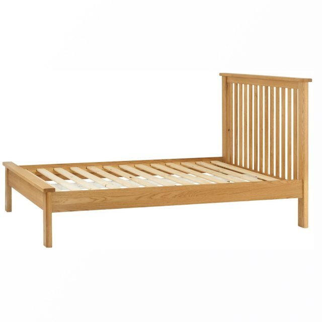 Oak bedstead with clean lines and a contemporary look, available in 3 sizes 3'0, 4'6 and 5'.